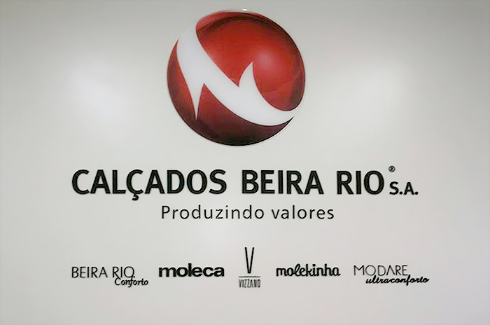 Aplicação de marca em letreiro