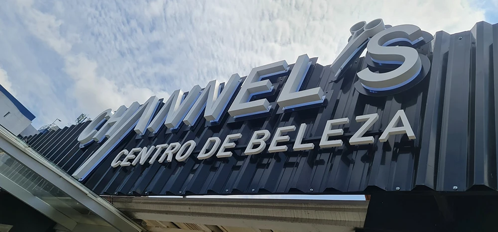 Fachada com letra caixa e iluminação LED traseira