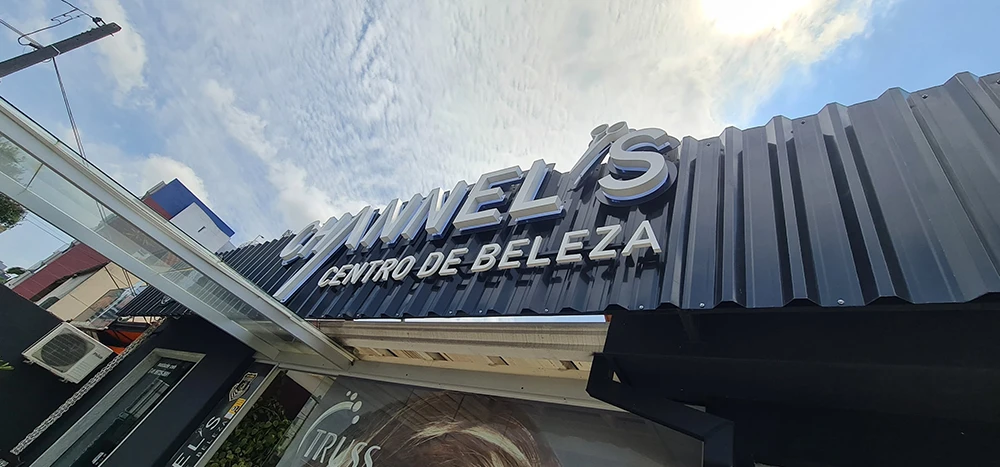Fachada com letra caixa e iluminação LED traseira